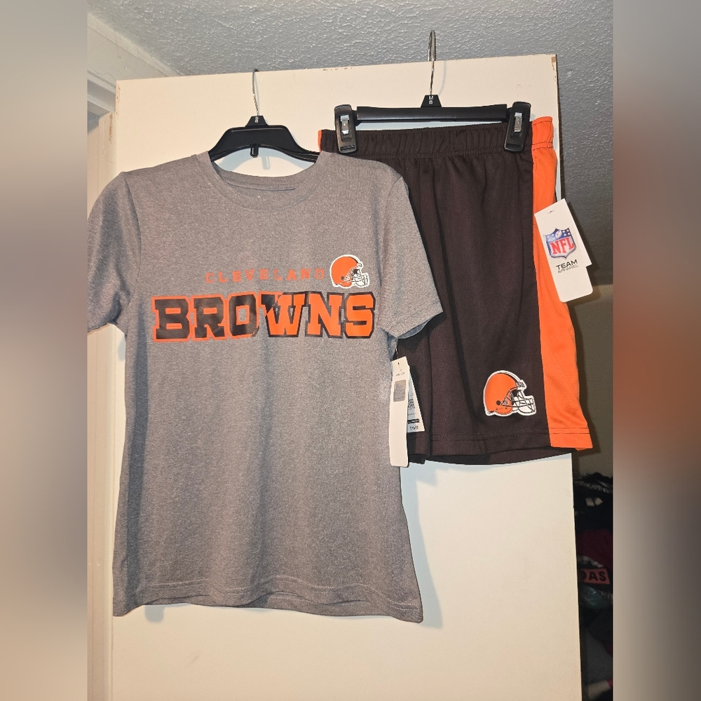 Brand new with tags Cleveland Browns NFL team apparl kids outfit. Size medium 8